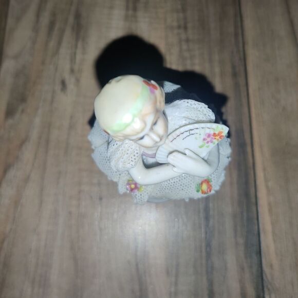 Porcelain Figurine Of Girl Wearing Dress With Hand - Picture 9 of 11